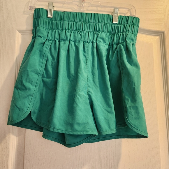 New In Green Women's Shorts Size L Euc - Picture 1 of 3